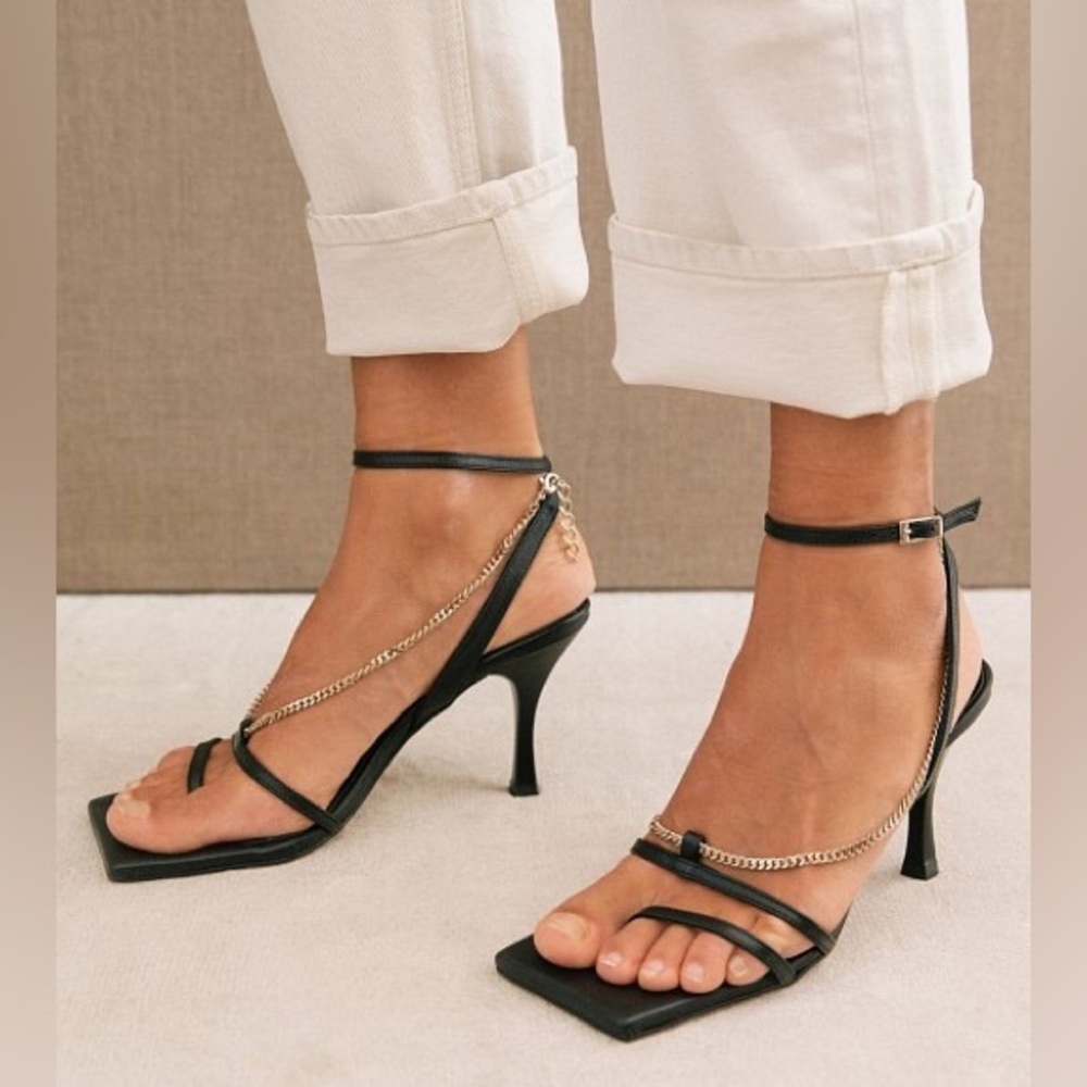 Alohas strap chain heel black